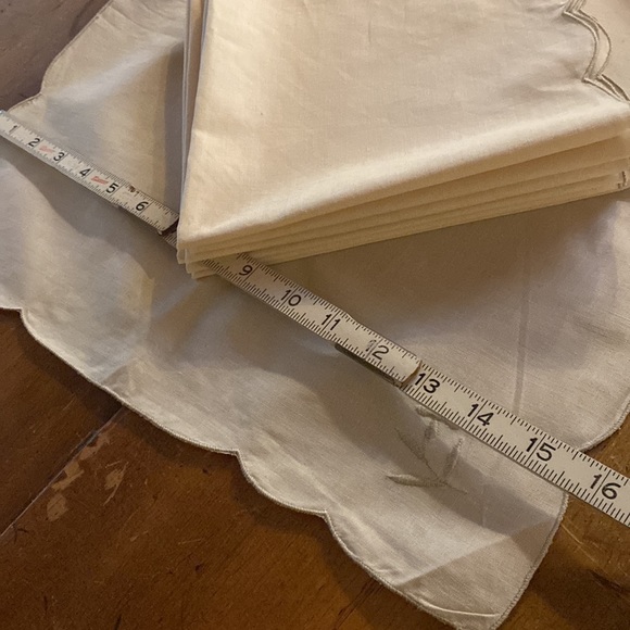 Linen Napkins Stitched Scalloped Edges Set of Eight - Picture 13 of 13